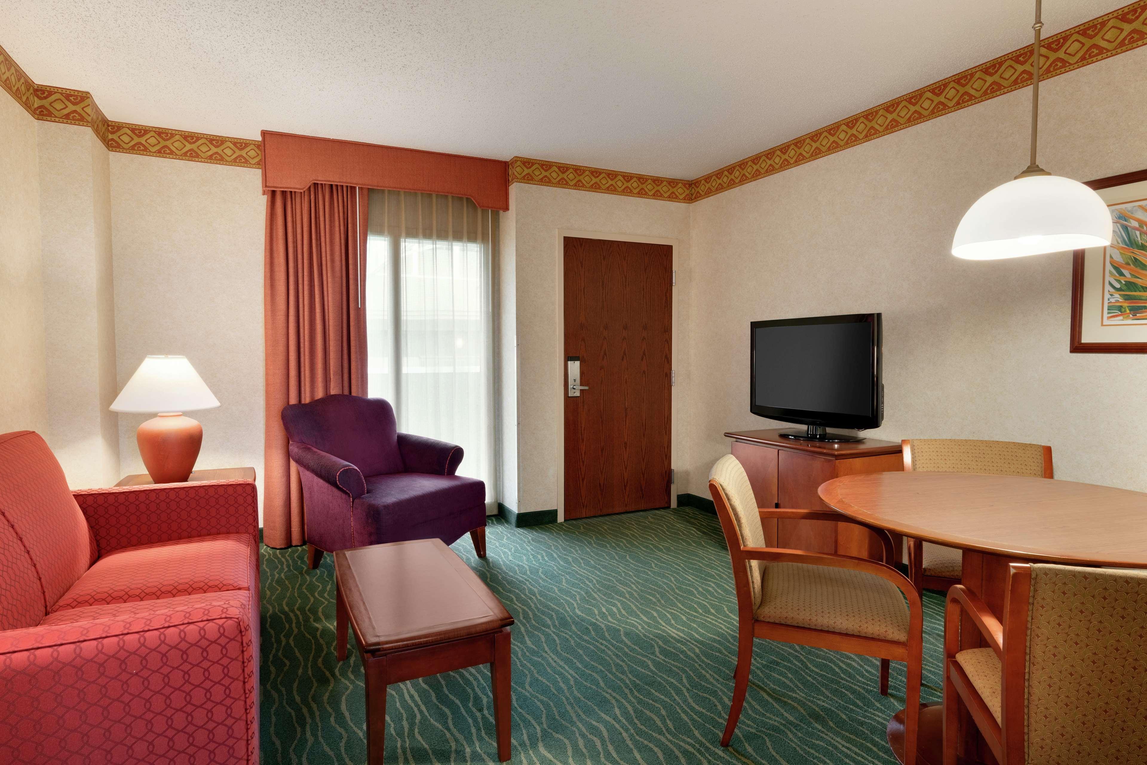 Embassy Suites By Hilton Tampa Usf Near Busch Gardens Экстерьер фото